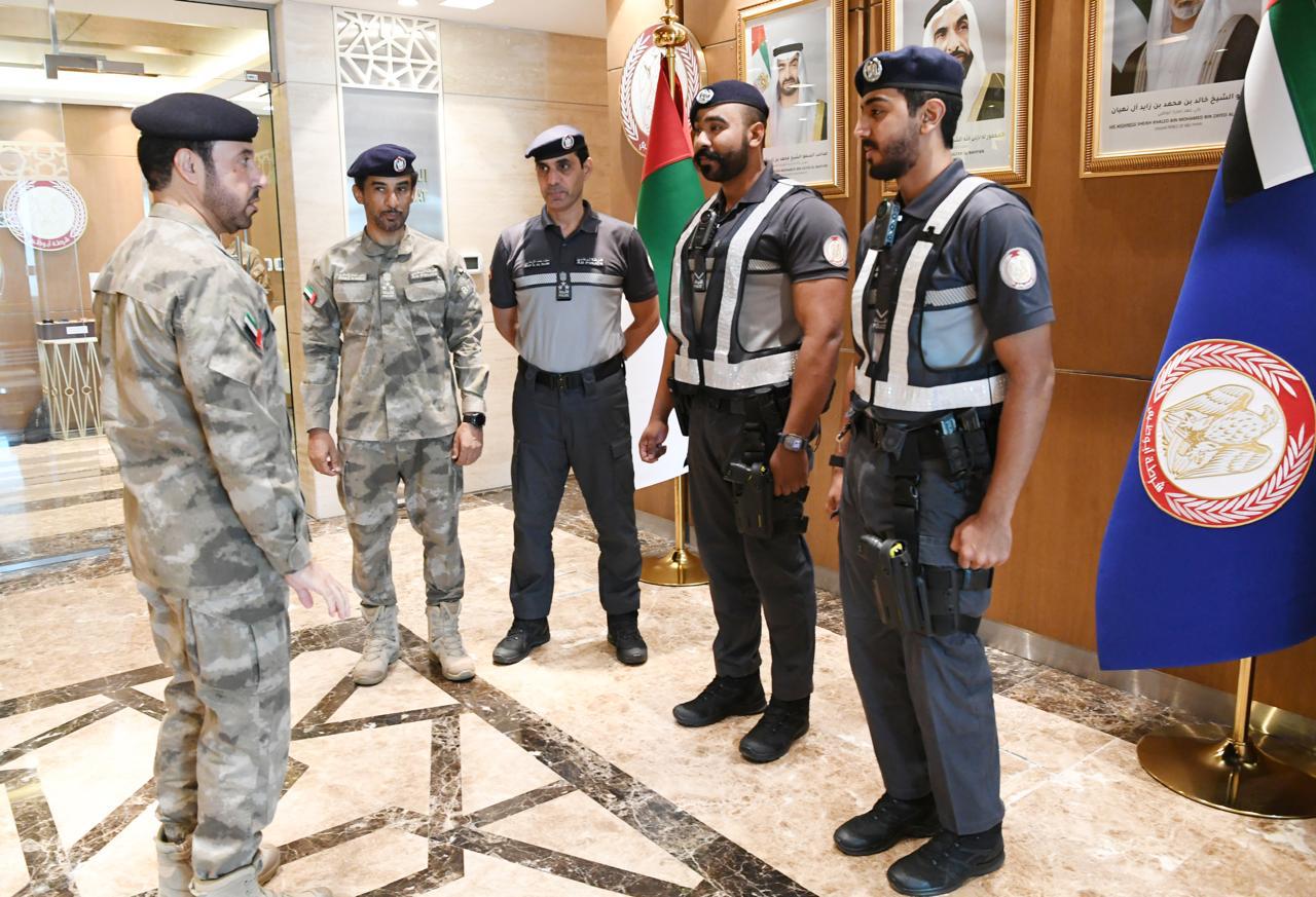 قائد عام شرطة أبوظبي يكرّم اثنين من منتسبي الدوريات الأمنية لجهودهما الإنسانية في خدمة المجتمع قائد عام شرطة أبوظبي يكرّم اثنين من منتسبي الدوريات الأمنية لجهودهما الإنسانية في خدمة المجتمع