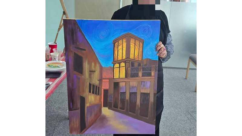 لبنى عبدالله خلال ورشة رسم. من المصدر