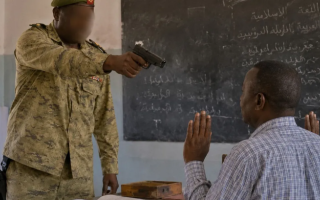 الصورة: لواء متقاعد يشهر سلاحه ويصفع مُعلّماً داخل مدرسة سودانية
