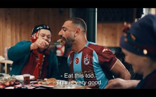 الصورة: محمد صلاح يزور منزل عائلة تركية .. ويتذوق مأكولات طرابزون ( صور )