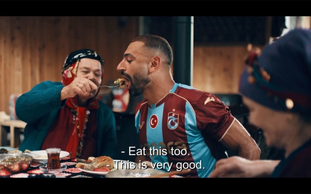 الصورة: محمد صلاح يزور منزل عائلة تركية .. ويتذوق مأكولات طرابزون ( صور )