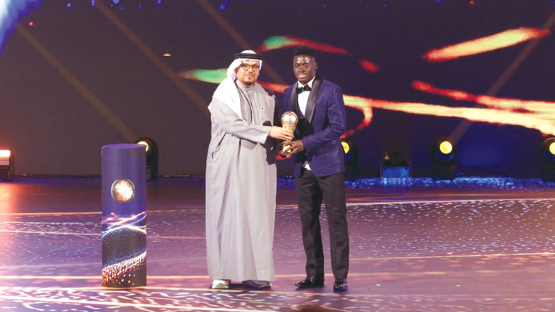 عبدالكريم تراوري الفتى الذهبي لأفضل لاعب واعد تحت 23 عاماً. الإمارات اليوم