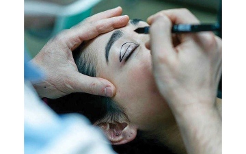 الصورة: أكثرهم تحت الـ &laquo;20&raquo;.. جراحات التجميل تتزايد بين شباب اليابان
