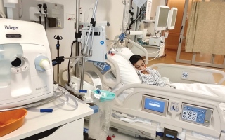 الصورة: الطفل &laquo;عمران&raquo; يحتاج إلى 54.6 ألف درهم لمواصلة العلاج