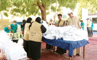 الصورة: &laquo;الشارقة الخيرية&raquo; توزّع 2600 حقيبة صيفية ضمن حملة &laquo;برداً وسلاماً&raquo;