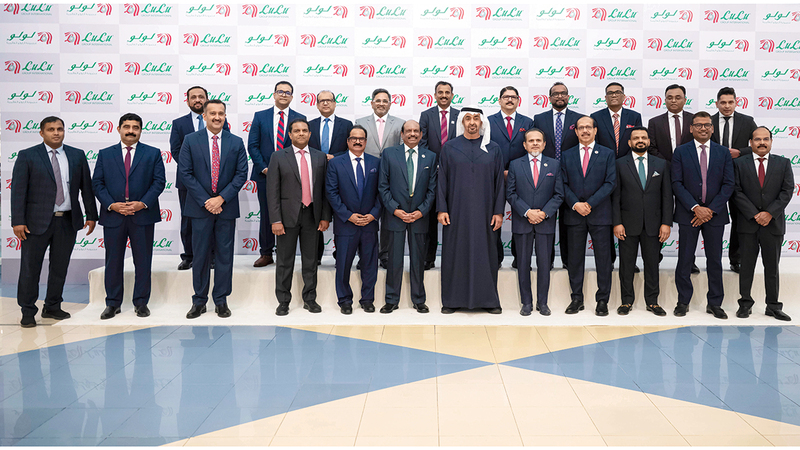 رئيس الدولة يلتقي يوسف علي وعدداً من العاملين في «مجموعة اللولو» رئيس الدولة يلتقي يوسف علي وعدداً من العاملين في «مجموعة اللولو»