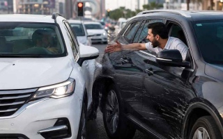 الصورة: إيقاف الرخصة عاماً لسائق تعمد صدم مركبة مرتين في دبي