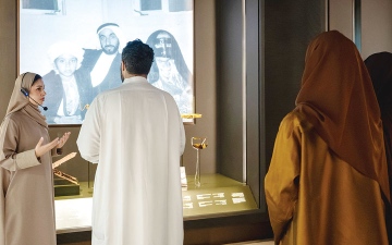 الصورة: جولة في متحف زايد الوطني تحتفي بإنجازات المرأة الإماراتية