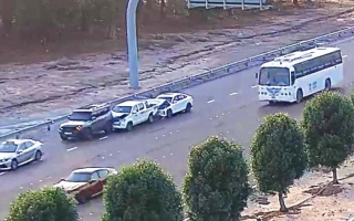 الصورة: حادث متتابع بين 3 مركبات يثير جدلاً حول مسؤولية سائق أجرة