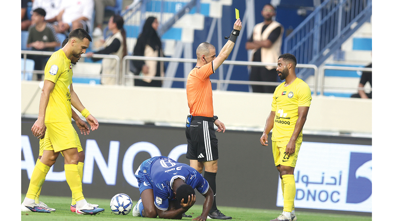 يحيى الملا يشهر البطاقة الصفراء في وجه لاعب كلباء خلال مباراة النصر. تصوير: سالم خميس