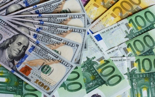 الصورة: الدولار قرب أدنى مستوياته في 3 أشهر واليورو عند أعلى مستوى منذ مايو