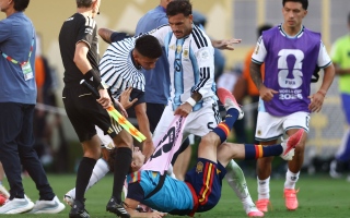 الصورة: تعرف إلى عقوبات الأرجنتين بعد أحداث نهائي كأس العالم.. ولافتة "جزر فوكلاند"!
