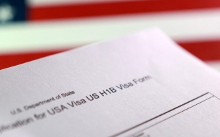 الصورة: إدارة ترامب تتحرك لفرض رسوم تتجاوز 100 ألف دولار على تأشيرات "H-1B"