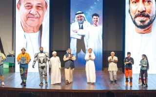 الصورة: &laquo;علمني جدي&raquo;.. رسالة إلى الجيل المنغمس في &laquo;وسائل التواصل&raquo;