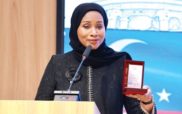الصورة: إماراتية تنال وسام الشرف من أوزبكستان