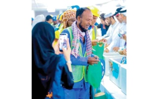 الصورة: &laquo;نبرّد عليهم&raquo; تُسعد 1500 عامل في عجمان