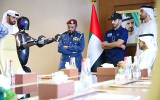 الصورة: &laquo;سند&raquo; يدخل غرفة القرار.. دفاع مدني دبي يوظف روبوتاً ذكياً مستشاراً للجان الخاصة