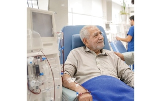 الصورة: متبرع يسدد 9288 درهماً كلفة تجديد التأمين الصحي لـ &laquo;أبومريم&raquo;