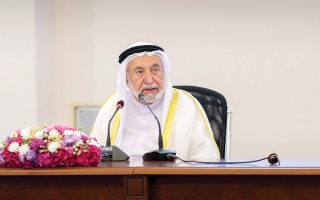 الصورة: حاكم الشارقة يرفع مستوى العيش الكريم لموظفي الحكومة إلى 20 ألف درهم شهرياً