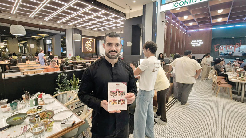 أحد المشاركين في مبادرة &laquo;طاولة الشيف الإماراتي &raquo;. الإمارات اليوم