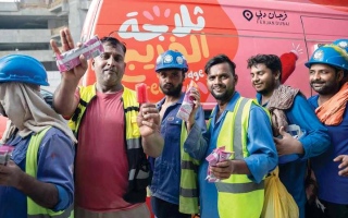 الصورة: &laquo;ثلاجة الفريج&raquo; توزع مليونَي عبوة مياه وعصائر ومثلجات على العمال في دبي