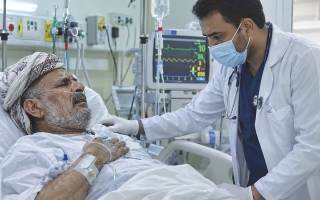 الصورة: &laquo;حمود&raquo; يحتاج إلى 85 ألف درهم لعلاج تضخم البروستاتا وأمراض مزمنة