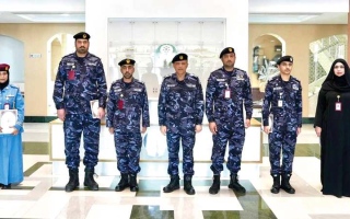 الصورة: شرطة رأس الخيمة تُكرّم &laquo;نجوم الشهر&raquo;