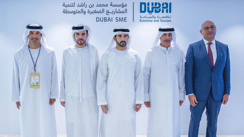 حمدان بن محمد خلال تكريم الجهات الأكثر دعماً لبرنامج المورّد الإماراتي. وام
