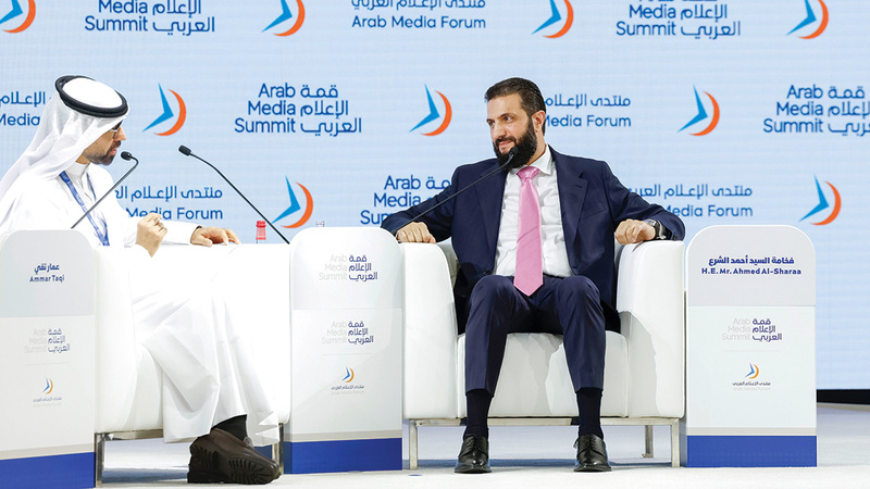 أحمد الشرع خلال مشاركته في جلسة رئيسة في القمة. من المصدر