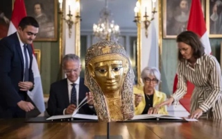 الصورة: عمره أكثر من ألفي عام.. مصر تستعيد قناع مومياء ذهبياً من سويسرا