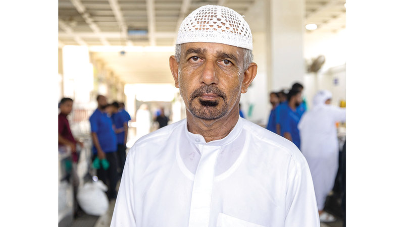 سالم البلوشي: خبرة الدلال بالسوق تمكنني من تقدير قيمة الأسماك المعروضة وتحديد السعر المناسب لبدء المزايدة.