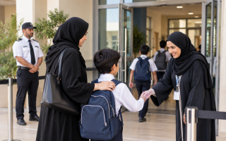 الصورة: لضبط الحركة والنظام.. مدارس تمنع دخول أولياء الأمور إلى الأجنحة الدراسية وتسليم الطلبة عند المداخل