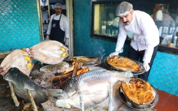 الصورة: من دجلة إلى دبي.. رائحة &laquo;المسكوف&raquo; تفوح في مدينة الذوّاقة
