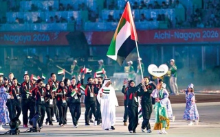 الصورة: الهيام وفارس البلوشي يحملان علم الإمارات في حفل افتتاح &laquo;الألعاب الآسيوية&raquo;