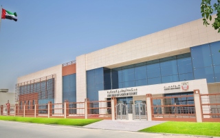 الصورة: محكمة أبوظبي العمالية تحصّل 7.8 مليون درهم لصالح 948 عاملاً في 3 قضايا جماعية