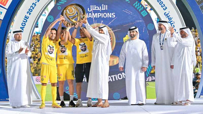 أحمد بن راشد خلال تتويج الوصل بلقب دوري المحترفين لموسم 2023 - 2024. وام