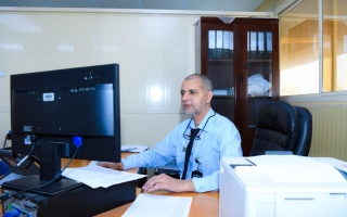 الصورة: 41 عاماً في شرطة رأس الخيمة..  خياط باكستاني يختار الإمارات وطناً