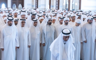 الصورة: محمد بن راشد يؤدي صلاة الجنازة على جثمان الشيخ أحمد بن راشد آل مكتوم