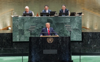 الصورة: ترامب يعلن تغيير اسم الذكاء الاصطناعي إلى "الفائق"