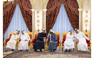 الصورة: رئيس الدولة وحكام الإمارات والشيوخ يعزون محمد بن راشد في وفاة أحمد بن راشد