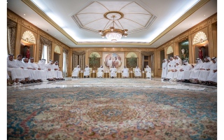 الصورة: حمدان بن محمد يتقبّل التعازي في وفاة المغفور له الشيخ أحمد بن راشد وبجانبه مكتوم بن محمد وأحمد بن محمد