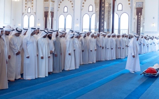الصورة: محمد بن راشد يؤدي صلاة الجنازة على جثمان أحمد بن راشد