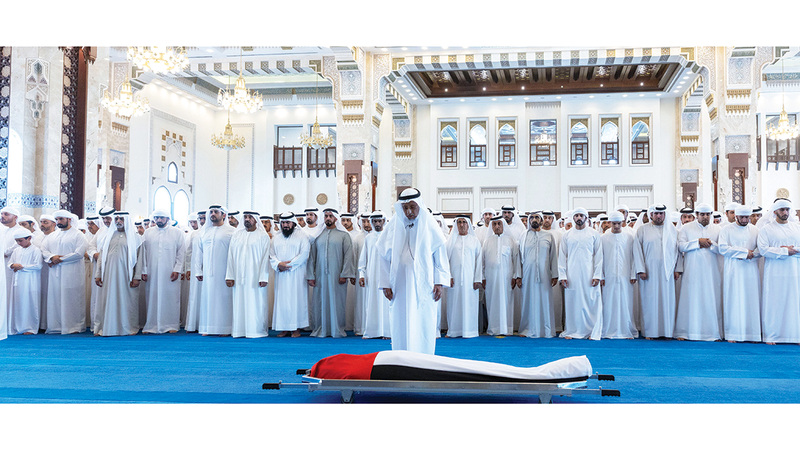 محمد بن راشد خلال صلاة الجنازة على جثمان أحمد بن راشد آل مكتوم في مسجد زعبيل الكبير بدبي. وام