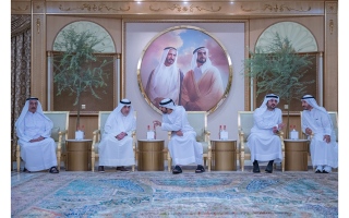 الصورة: حمدان بن محمد ومكتوم بن محمد يتقبّلان التعازي في وفاة الشيخ أحمد بن راشد