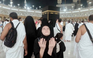 الصورة: &laquo;تحقيق أمنية&raquo; تحقق حلم &laquo;تغريد&raquo; بأداء مناسك العمرة