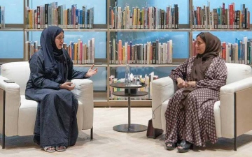 الصورة: لبنى القاسمي في&laquo;حديث الحكمة&raquo;: صناعة الأثر لا ترتبط بالإنجاز الفردي