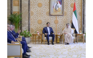 الصورة: منصور بن زايد يستقبل نائب القائد العام للقوات المسلحة العربية الليبية