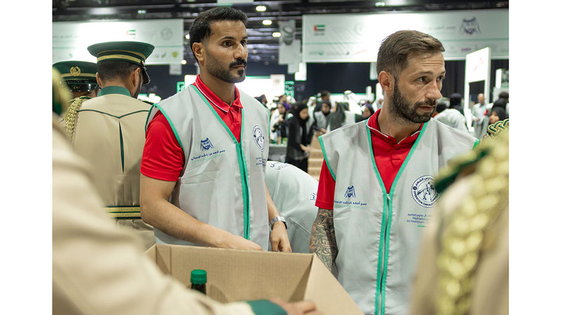 خلال المشاركة في تجهيز الوجبات.&nbsp;من المصدر