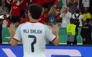 الصورة: علي صالح يرفض الاحتفال بهدفه أمام البحرين