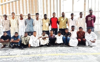 الصورة: بلاغ عبر &laquo;عين الشرطة&raquo; يقود إلى ضبط عصابة تسول منظمة تضم 22 متسولاً